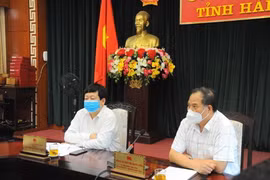 Bí thư Tỉnh ủy Hải Dương Nguyễn Mạnh Hiển (ngoài cùng, bên phải) và Chủ tịch Ủy ban Nhân dân tỉnh Hải Dương Nguyễn Dương Thái chủ trì cuộc họp. (Ảnh: Mạnh Minh/TTXVN)