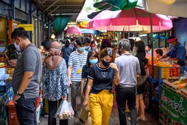 Người dân đeo khẩu trang phòng lây nhiễm COVID-19 khi mua sắm tại một khu chợ ở Bangkok, Thái Lan. (Ảnh: AFP/TTXVN)
