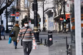Người dân đeo khẩu trang để phòng tránh lây nhiễm COVID-19 tại Istanbul, Thổ Nhĩ Kỳ. (Ảnh: THX/TTXVN)