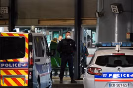 An ninh thắt chặt ở bến xe buýt Lyon Perranche. (Nguồn: AFP)