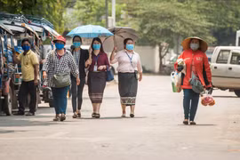 Người dân đeo khẩu trang phòng lây nhiễm COVID-19 tại Vientiane, Lào. (Ảnh: THX/TTXVN)
