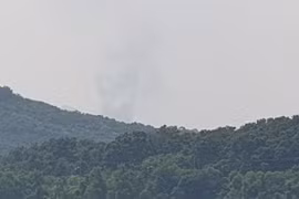 Khói bốc lên sau vụ nổ tại khu công nghiệp Kaesong ở thị trấn biên giới Kaesong, nơi đặt văn phòng liên lạc chung giữa Hàn Quốc và Triều Tiên, ngày 16/6. (Ảnh: Yonhap/TTXVN)