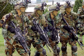 Binh sỹ thuộc Các Lực lượng Mỹ tại Hàn Quốc (USFK) trong một buổi huấn luyện quân sự tại căn cứ Yongsan ở Seoul, Hàn Quốc. (Ảnh: AFP/TTXVN)