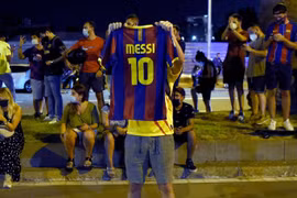 Cổ động viên tập trung bên ngoài trụ sở Barca sau khi Messi đòi ra đi