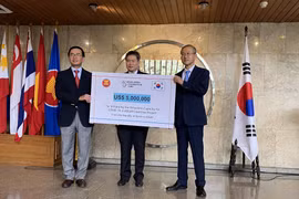 Đại sứ Lim Sungnam, Trưởng Phái đoàn Thường trực Hàn Quốc tại ASEAN, trao tượng trưng các trang thiết bị xét nghiệm có tổng trị giá 5 triệu USD cho Tổng Thư ký ASEAN Lim Jock Hoi và đại diện nước Chủ tịch ASEAN năm 2020. (Ảnh: Hữu Chiến/TTXVN)