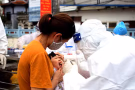 Người dân được xét nghiệm SARS-CoV-2 tại thôn Hạ Lôi, Hà Nội. (Ảnh: Danh Lam/TTXVN)