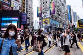 Người dân đeo khẩu trang phòng dịch COVID-19 tại Hong Kong, Trung Quốc ngày 13/5. (Ảnh: AFP/TTXVN)