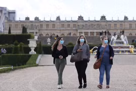 Người dân đeo khẩu trang phòng dịch COVID-19 tại Paris, Pháp. (Ảnh: THX/TTXVN)