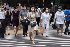 Người dân đeo khẩu trang phòng lây nhiễm COVID-19 tại Seoul, Hàn Quốc. (Ảnh: AFP/TTXVN)