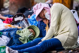 Người dân đeo khẩu trang phòng lây nhiễm COVID-19 tại Manila, Philippines, ngày 28/7/2020. (Ảnh: THX/TTXVN)