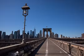 Khu vực Cầu Brooklyn ở New York, Mỹ vắng người qua lại do dịch COVID-19. (Ảnh: THX/TTXVN)