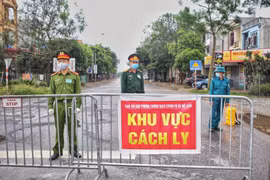 Chốt kiểm soát cứng cách ly y tế, cấm mọi phương tiện không có nhiệm vụ ra-vào thôn Hạ Lôi. (Ảnh: Danh Lam/TTXVN)