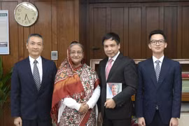 Đại sứ Phạm Việt Chiến cùng các cán bộ Đại sứ quán chụp ảnh cùng Thủ tướng Bangladesh sau cuộc tiếp. (Ảnh: Huy Lê/Vietnam+)