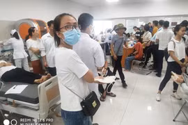 Hàng trăm người hiến máu cứu nạn nhân vụ lật xe ở Quảng Bình