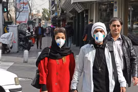 Người dân Iran đeo khẩu trang phòng dịch viêm đường hô hấp cấp COVID-19 tại Tehran ngày 24/2. (Ảnh: AFP/TTXVN)