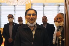 Nhà khoa học Iran Cyrus Asgari (giữa) được chính quyền Mỹ trả tự do ngày 3/6. (Ảnh: IRNA/TTXVN)