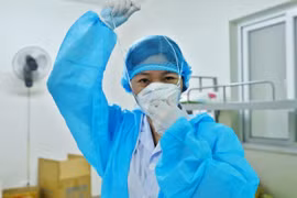 Bác sỹ Bùi Thị Tặng chuẩn bị đồ bảo hộ vào phòng bệnh nhân COVID-19 đang điều trị tại Khoa Vi rút - Ký sinh trùng (Bệnh viện Bệnh Nhiệt đới Trung ương cơ sở 2). (Ảnh: Minh Quyết/TTXVN)