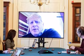 Hình ảnh Thủ tướng Anh Boris Johnson chủ trì một cuộc họp về dịch COVID-19. (Ảnh: THX/TTXVN)