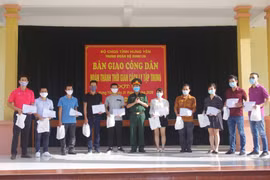 Trao giấy chứng nhận hoàn thành cách ly tập trung cho các công dân về từ Cộng hòa Nam Phi. (Ảnh: Đinh Tuấn/TTXVN)