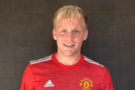 Donny van de Beek chính thức gia nhập Manchester United