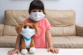 Một bé gái tại Tây Ban Nha ở nhà khi dịch COVID-19 bùng phát. (Nguồn: Getty Images)