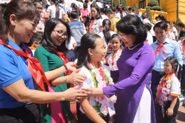 Phó Chủ tịch nước Đặng Thị Ngọc Thịnh với Đại biểu cháu ngoan Bác Hồ tỉnh Nghệ An. (Ảnh: Doãn Tấn/TTXVN)