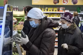 Người dân mua sắm tại một siêu thị ở Moskva, Nga ngày 13/5. (Ảnh: AFP/TTXVN)