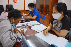 Người lao động đến Trung tâm Dịch vụ việc làm tỉnh Đắk Lắk làm hồ sơ đề nghị hưởng bảo hiểm thất nghiệp. (Ảnh: Hoài Thu/TTXVN)