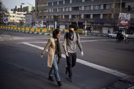Người dân đeo khẩu trang để phòng tránh lây nhiễm COVID-19 tại Tehran, Iran. (Ảnh: THX/TTXVN)