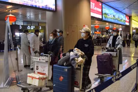 Hành khách đeo khẩu trang chống COVID-19 tại sân bay ở Hắc Long Giang. (Nguồn: Reuters)