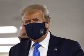 [Video] Ông Trump lần đầu đeo khẩu trang xuất hiện trước công chúng