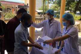 Tiến hành kiểm tra thân nhiệt, khai báo y tế tại chốt kiểm tra thị xã Hương Thủy, tỉnh Thừa Thiên-Huế. (Ảnh: Đỗ Trưởng-TTXVN)