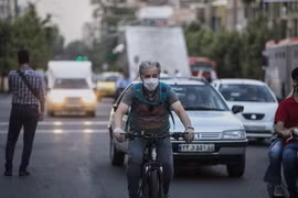 Người dân đeo khẩu trang phòng lây nhiễm COVID-19 tại Tehran, Iran. (Ảnh: THX/TTXVN)