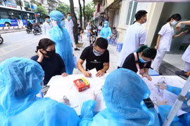 Người dân đăng ký xét nghiệm tại phường Cầu Dền (quận Hai Bà Trưng). (Ảnh: Minh Quyết/TTXVN)