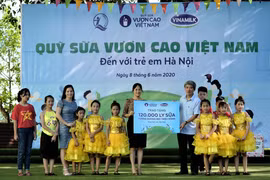 Vinamilk và Quỹ sữa Vươn cao Việt Nam trao tặng sữa cho trẻ em Hà Nội