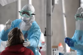 Một điểm lấy mẫu xét nghiệm COVID-19 tại Seoul, Hàn Quốc. (Ảnh: AFP/TTXVN)
