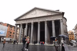 Người dân đeo khẩu trang để phòng tránh lây nhiễm COVID-19 tại Rome, Italy. (Ảnh: THX/TTXVN)