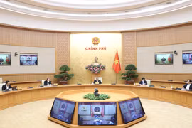 Thủ tướng Nguyễn Xuân Phúc chủ trì cuộc họp trực tuyến giữa Thường trực Chính phủ với Ban chỉ đạo phòng, chống dịch COVID-19. (Ảnh: Thống Nhất/TTXVN)