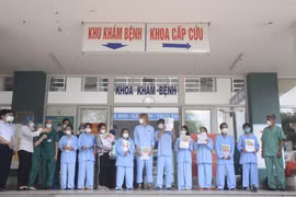 Các bệnh nhân đã khỏi bệnh và được xuất viện. (Ảnh: Văn Dũng/TTXVN)
