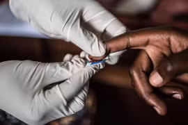 Lấy mẫu máu để xét nghiệm HIV/AIDS. (Ảnh: TTXVN)