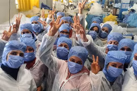 Các nhân viên y tế Tunisia trong cuộc chiến chống COVID-19. (Nguồn: AFP)