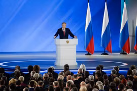 Tổng thống Nga Vladimir Putin đọc thông điệp. (Nguồn: TASS)