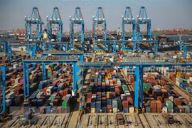 Cảng container hàng hóa ở Thanh Đảo, Trung Quốc. (Nguồn: AFP/TTXVN)