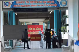 Bên trong có khu vực cách ly vòng 2, là nơi trực tiếp điều trị cho các bệnh nhân COVID-19. (Ảnh: Quốc Dũng/TTXVN)