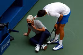 Djokovic bị loại sau khi đánh bóng trúng cổ nữ trọng tài. (Nguồn: EPA)
