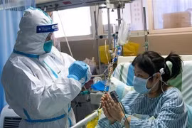 Nhân viên y tế điều trị cho bệnh nhân nhiễm virus corona tại bệnh viện thành phố Vũ Hán.( Ảnh: IRNA/TTXVN)