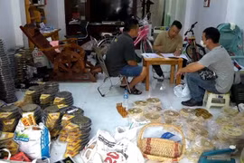 Công an phát hiện phụ tùng xe máy giả. (Ảnh: TTXVN phát)