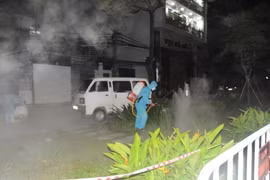 Nhân viên y tế hành phun khử khuẩn. (Ảnh: Mạnh Minh/TTXVN)
