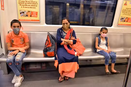 Người dân đeo khẩu trang phòng lây nhiễm COVID-19 khi đi tàu điện ngầm tại New Delhi, Ấn Độ. (Ảnh: THX/TTXVN)