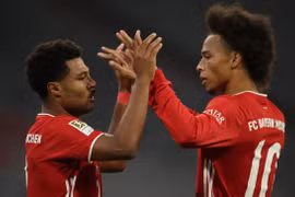 Gnabry (trái) lập hat-trick, trong khi tân binh Sane ghi 1 bàn và có 2 kiến tạo. (Nguồn: enpn)